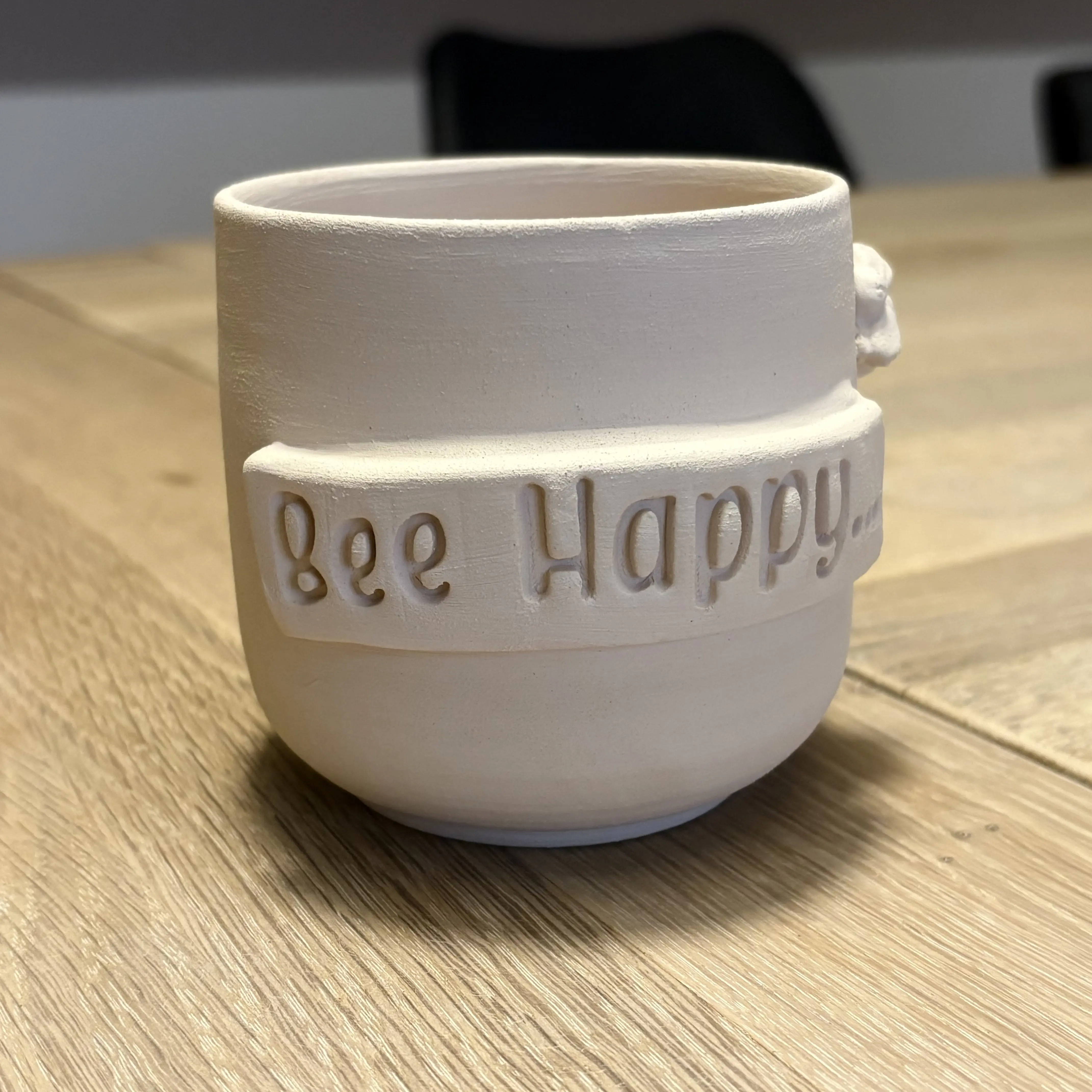 Bee Happy – stor hånddrejet stemningskop med relief